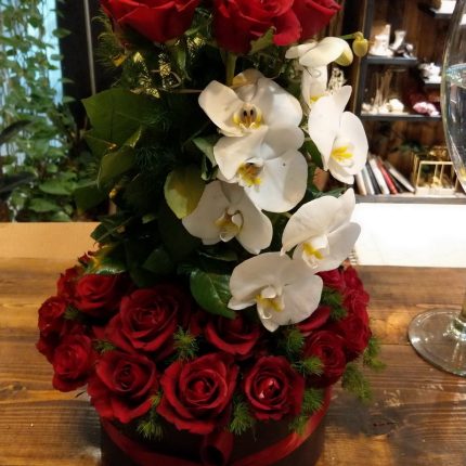 Round Box of Roses Flowers with Orchid